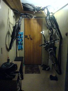 Как правильно хранить велосипед в подвале или гараже