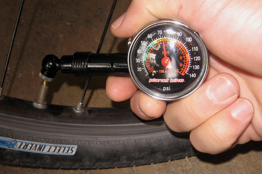 Насколько накачивать. Давление в шинах горного велосипеда 27.5 дюймов. Давление в шинах велосипеда стелс 710. 40 Psi в атмосферах велосипед. 27 Колес давление в шинах велосипеда.