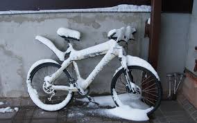велосипед в снеге и льду